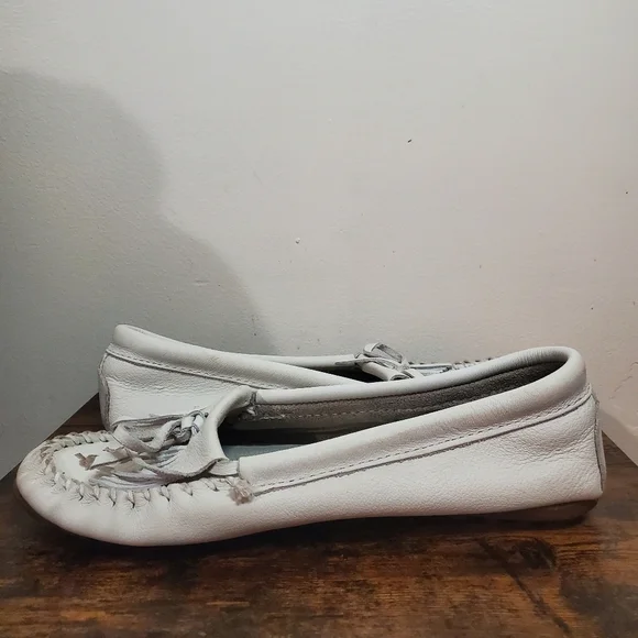 Minnetonka × Lottie Moss Embroidered Dove Moccasins Womens Size 9.5 - Picture 3 of 11